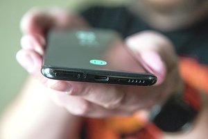 Iškrypėlio iš Šiaulių rajono telefone ir kompiuteryje – vaikų pornografijos „lobynas“, tačiau pensininkas už grotų nekeliaus