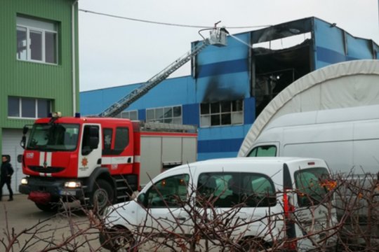 Didžiulis gaisras Garliavoje: paryčiais užsiliepsnojo polistireną gaminanti įmonė, gesina 8 autocisternos