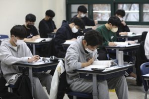 Pietų Korėjoje uždaryta oro erdvė, nes mokiniai laiko svarbų egzaminą