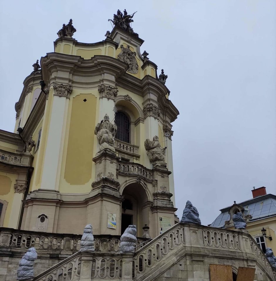 Juros katedra Lvove buvo pastatyta Szeptyckių šeimos lėomis, todėl joje yra įamžintas tos giminės herbas.<br> E.Butrimo nuotr.