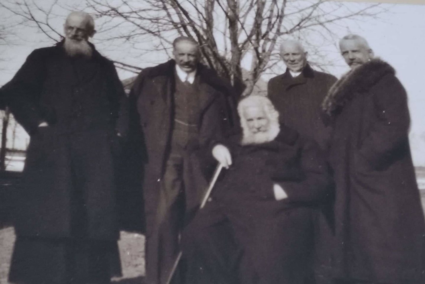 Metropolitas A.Szeptyckis sėdi, o keturi jo broliai stovi.<br>