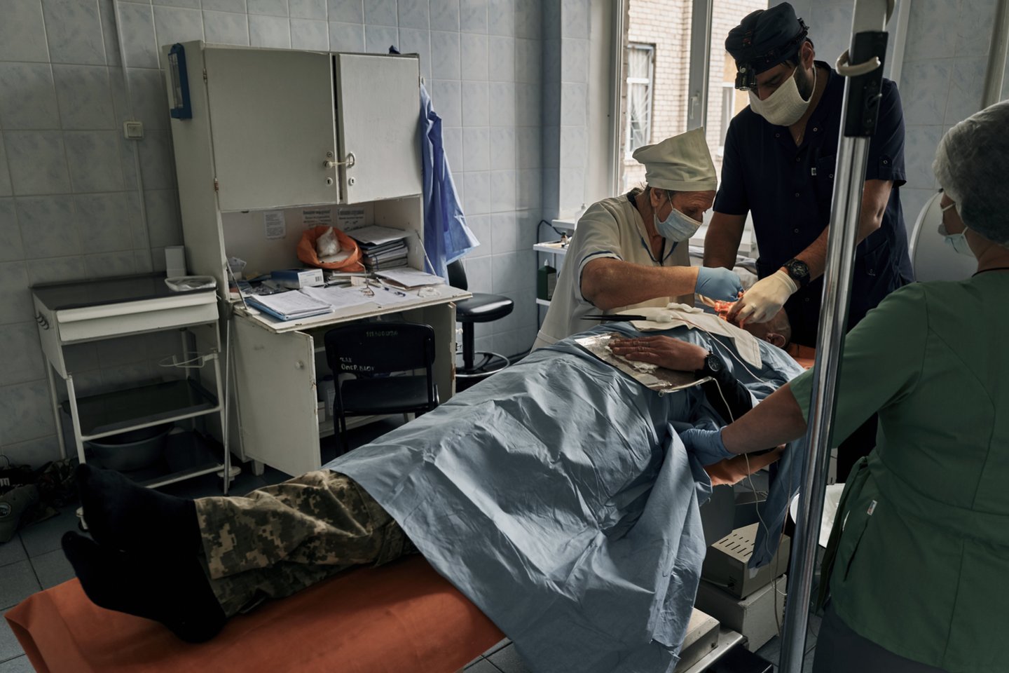 ​Pietų Ukrainoje išlaisvintas Chersono miestas, tačiau rytuose, netoli Rusijos sienos, vis dar vyksta kovos ir daugėja aukų. Traumatologijos centre, kurį kasdien apšaudo rusai, atsidavusi medikų komanda, iš kurių daugelis karo pradžioje tarnavo savanoriais, gelbsti gyvybes.<br>AP/Scanpix asociatyvi nuotr.
