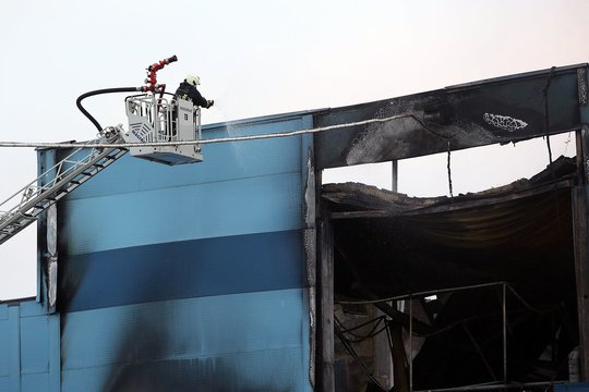 Po gaisro Garliavos įmonėje atšauktos pamokos vienoje gimnazijoje, nuskambėjo rekomendacija ir gyventojams