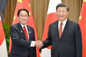 Japonijos premjeras išsakė Xi Jinpingui „rimtą susirūpinimą“ dėl regiono saugumo