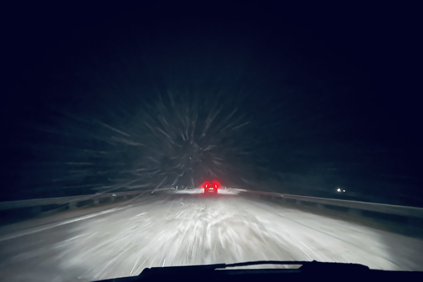 Eismo sąlygas penktadienį ryte Lietuvoje sunkina slidūs keliai, įspėja Automobilių kelių direkcija.<br> V.Ščiavinsko nuotr.
