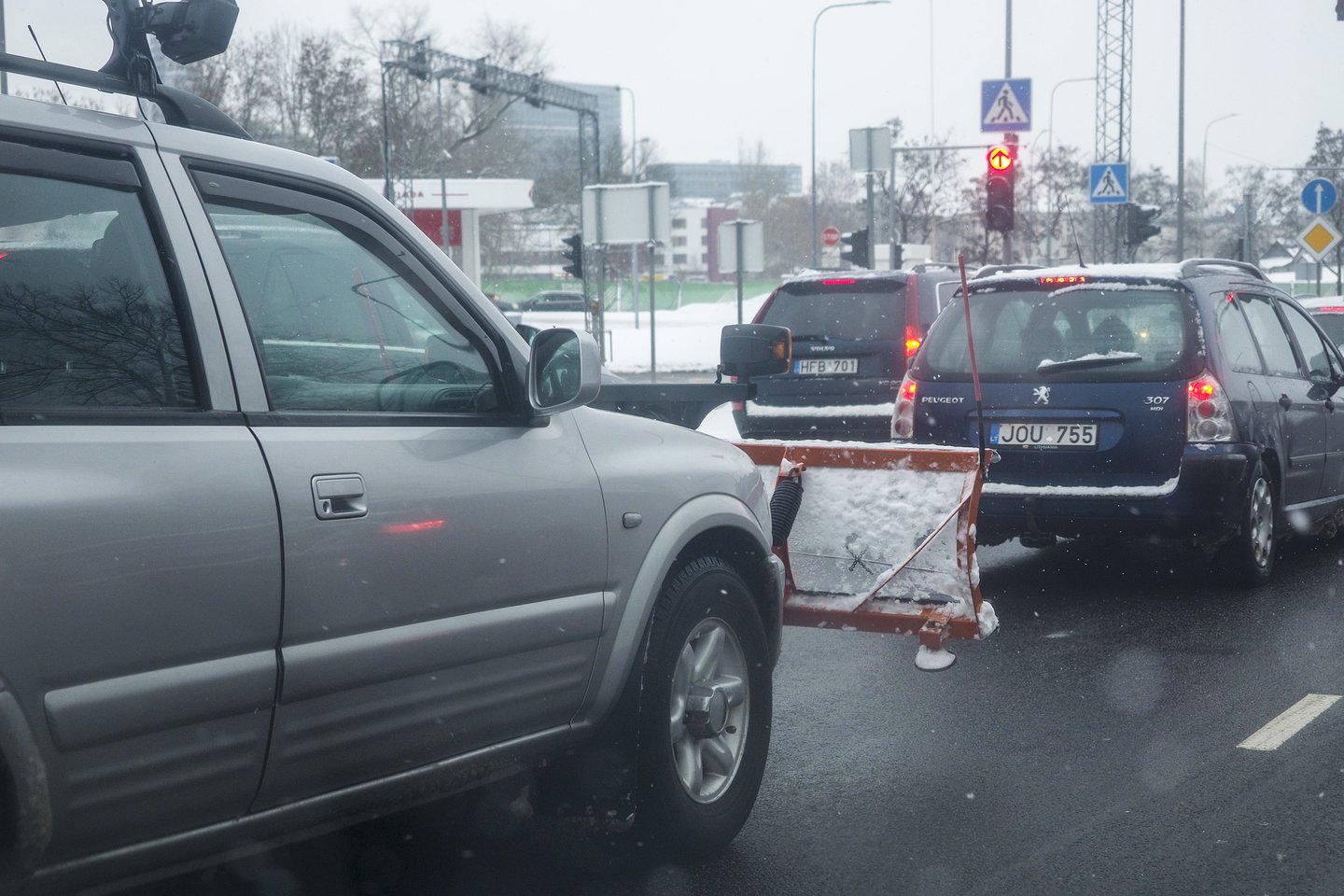 Eismo sąlygas penktadienį ryte Lietuvoje sunkina slidūs keliai, įspėja Automobilių kelių direkcija.<br>V.Ščiavinsko nuotr.