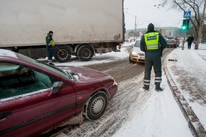 Suskaičiavo, kiek lietuvių penktadienio rytą supylė automobilius: dalis dar važinėja vasarinėmis padangomis