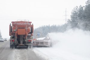 Kelininkai pradėjo slidumą mažinančių medžiagų barstymą