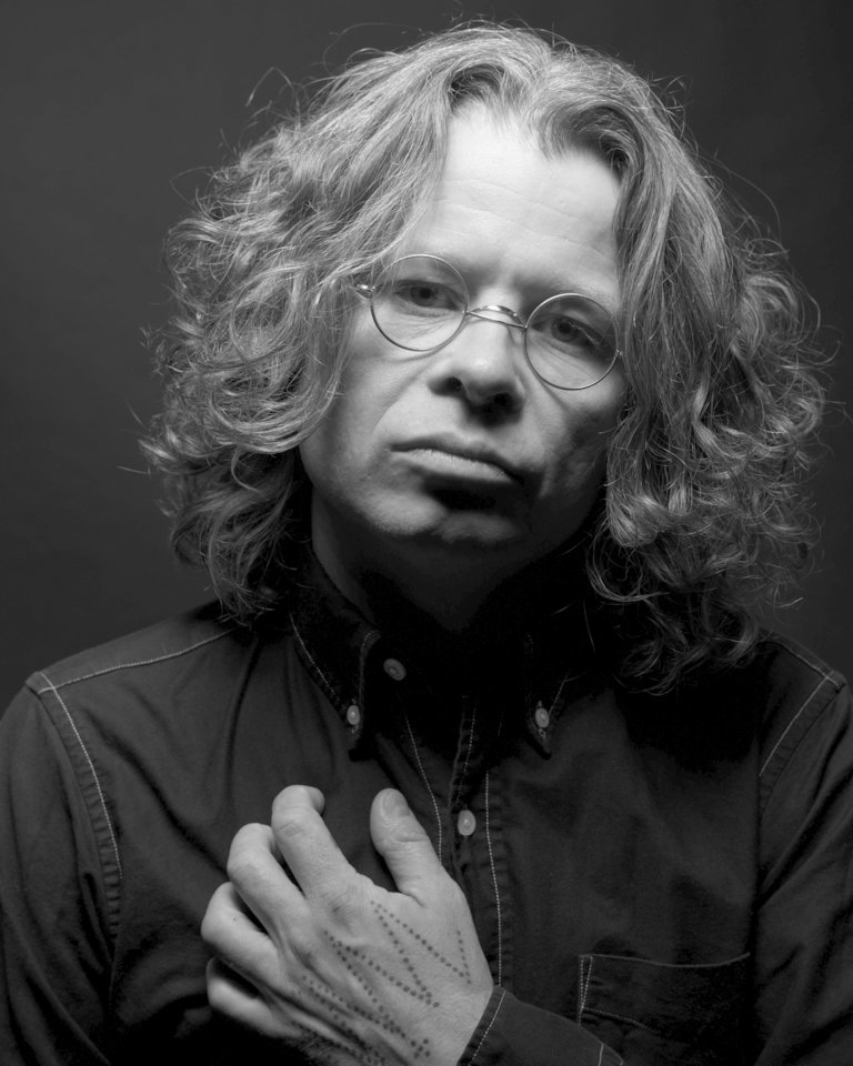 Suomių kompozitorius ir garso menininkas T.Kaukolampi gyvai įgarsins dokumentinį filmą „Kapinynas“.