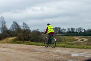 Dviračių ir paspirtukų vairuotojus ragina suklusti: šaltuoju metų laiku negalima pamiršti kelių dalykų
