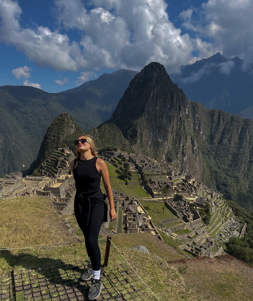  Džesika Šyvokaitė nepabūgo į tolimą kelionę leistis viena. Dainininkė džiaugėsi, kad nors išskrido viena, Peru ją visuomet supo kompanija.<br> Asmeninio albumo nuotr.