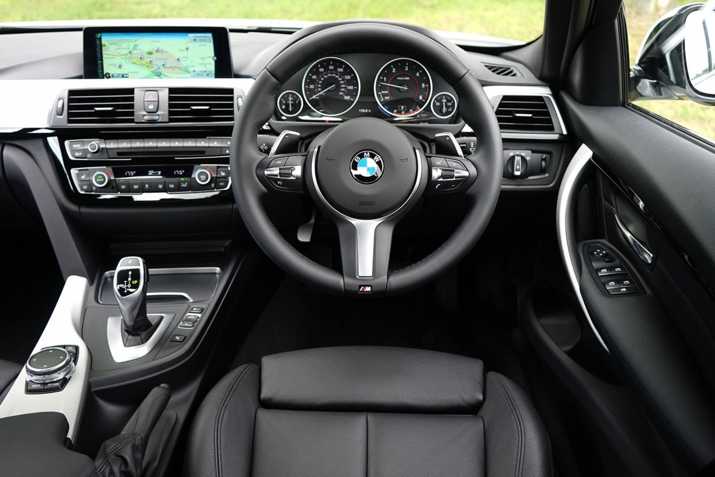 Vokietijos BMW kompanija ketina artimiausiu metu pereiti prie taip vadinamų tiesioginių automobilių pardavimų ir ateityje visai atsisakyti salonų.<br>www.pixabay.com nuotr.