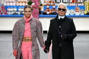 Karlo Lagerfeldo ir Caros Delevingne draugystę vainikavo išskirtinė drabužių kolekcija