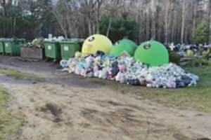 Prienų kapinių prieigose sąvartyną išvydęs gyventojas rėžė: rūšiuoti atliekas – beprasmiška