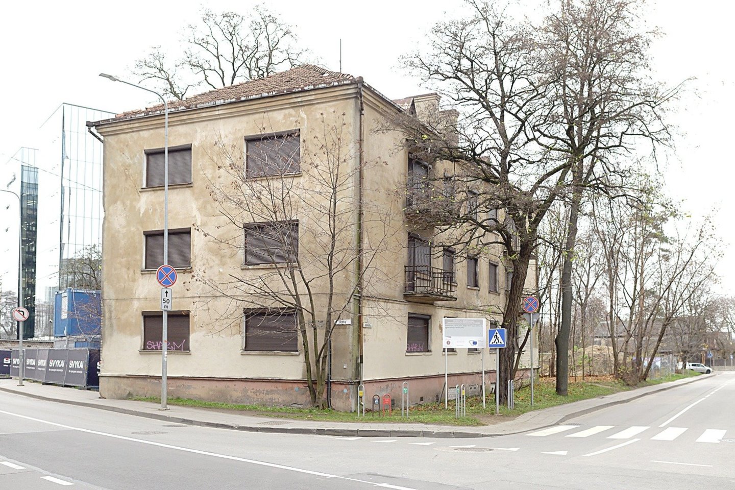 Apleisti, grafičiais išmarginti pastatai, esantys Giedraičių (kairėje) ir Lvivo gatvėse, stūkso pačioje Vilniaus savivaldybės pašonėje, tačiau jų išvaizda valdininkams akių iki šiol, atrodo, nebadė.<br>V.Skaraičio nuotr.