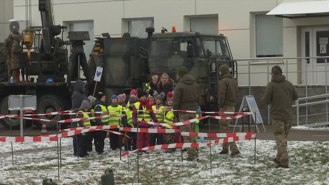 Nyderlandų kariai vaikams sukūrė išskirtinę patirtį: supažindino su NATO pajėgų veikla