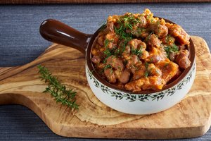 Troškinta kiauliena su raugintais agurkais: produktai paprasti – o skonis nepaliks abejingų