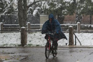 Vairuotojams – perspėjimas: keliuose yra slidžių ruožų, kai kur sniegas siekia ir 10 centimetrų