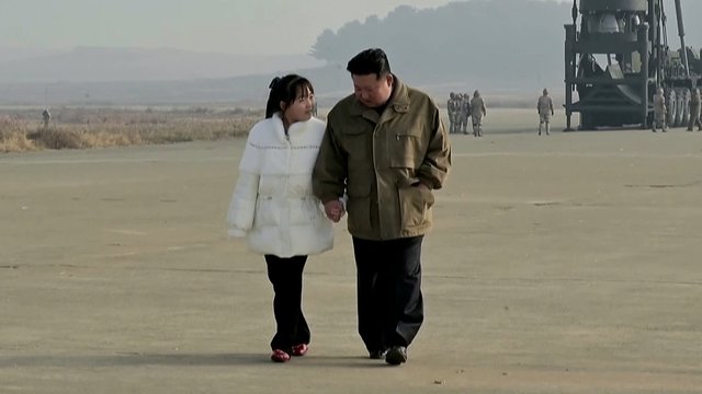 Šiaurės Korėjos lyderis pirmą kartą viešai parodė savo dukrą: kartu stebėjo balistinės raketos bandymą