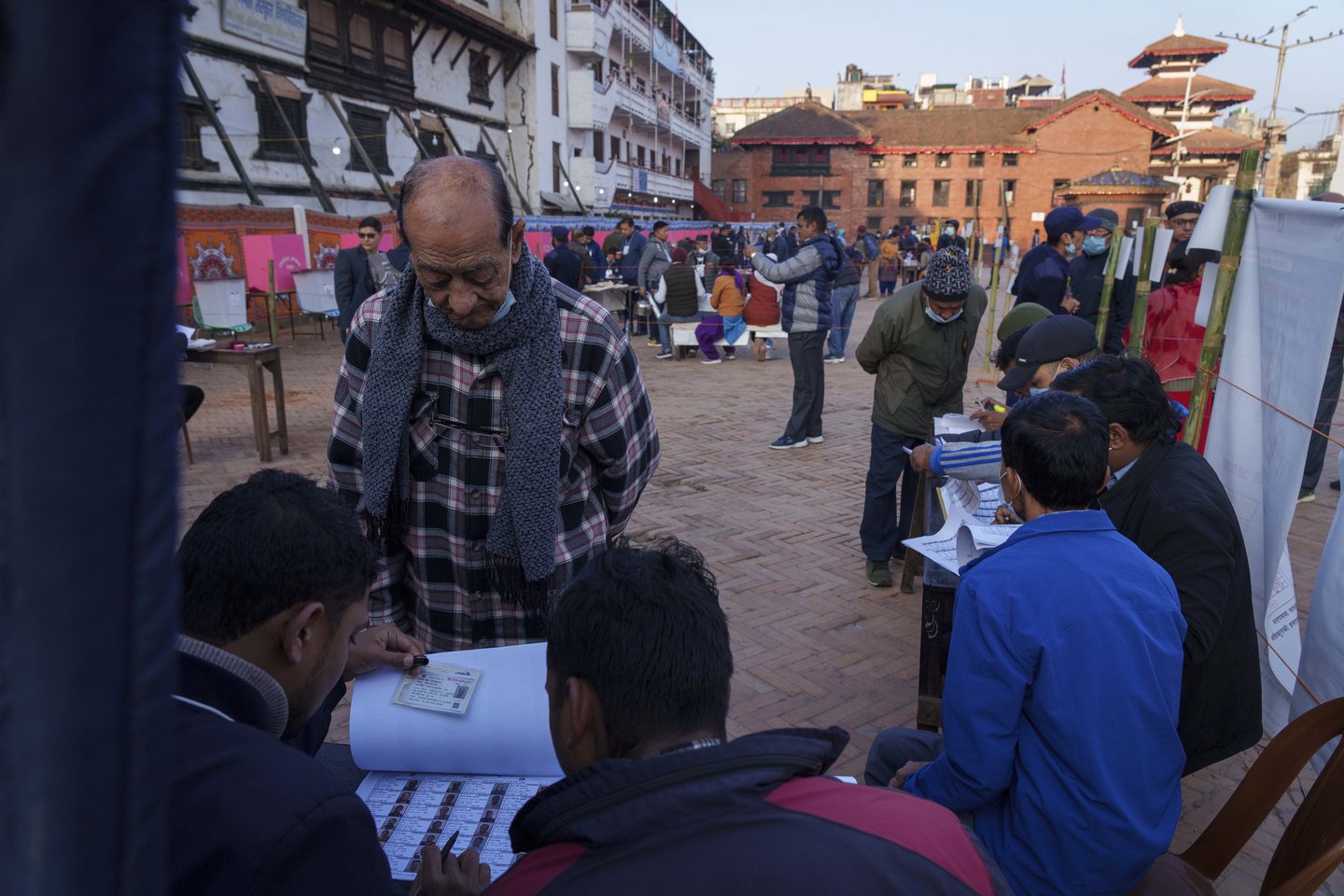 Nepalo rinkėjai balsuoja nuosmukio ir nepasitenkinimo temdomuose rinkimuose.<br>AP/Scanpix nuotr.