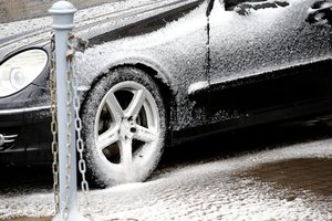 Įspėja vairuotojus: keliai padengti pažliugusiu sniegu, kai kur – plikledis 