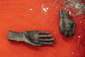 Nuolaužos iš Ukrainos karo lauko sukrėtė prestižinės meno mugės lankytojus