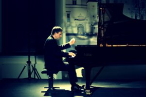 Vilniuje koncertuosiantis fortepijono grandas K. Kenneris – apie europietiškas vertybes, karą ir globojamą ukrainiečių šeimą