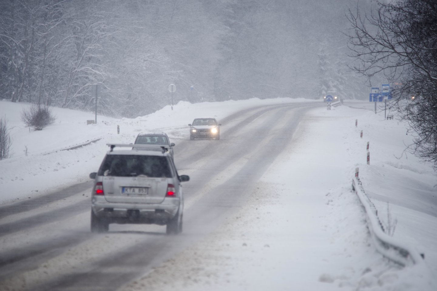 Gausiau iškrentantis sniegas ir žema temperatūra, vairuotojus ragina būti atsargesniais kelyje, rinktis saugų greitį bei laikytis didesnio nei įprasta saugaus atstumo.<br>V.Ščiavinsko nuotr.