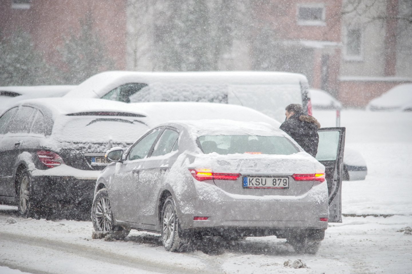 Gausiau iškrentantis sniegas ir žema temperatūra, vairuotojus ragina būti atsargesniais kelyje, rinktis saugų greitį bei laikytis didesnio nei įprasta saugaus atstumo.<br>V.Ščiavinsko nuotr.