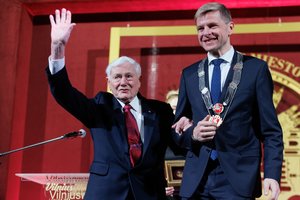 Valdui Adamkui įteiktos Vilniaus garbės piliečio regalijos