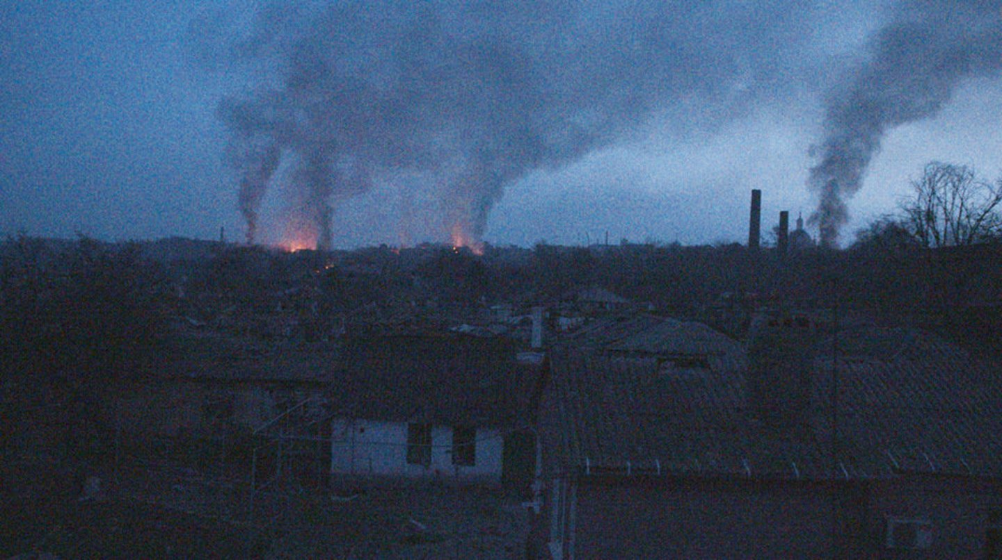 Pirma Mantas Kvedaravičius buvo archeologas, antropologas, tik paskui tapo kino režisieriumi. Jį domino, kaip žmonės gyvena per karą.<br>Dan Lukobeka Yessa, Ramūno Danisevičiaus ir asmeninio albumo nuotr.