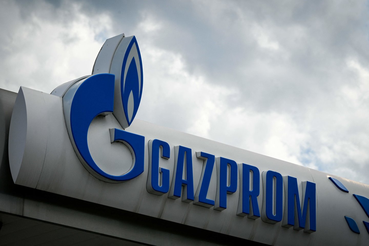 Lenkijos teismas pirmadienį panaikino šalies antimonopolinės tarnybos UOKiK 2020-aisiais skirtą kelių milijardų eurų sumos baudą Rusijos dujų milžinei „Gazprom“ ir penkioms Europos bendrovėms.<br>AFP/Scanpix nuotr.