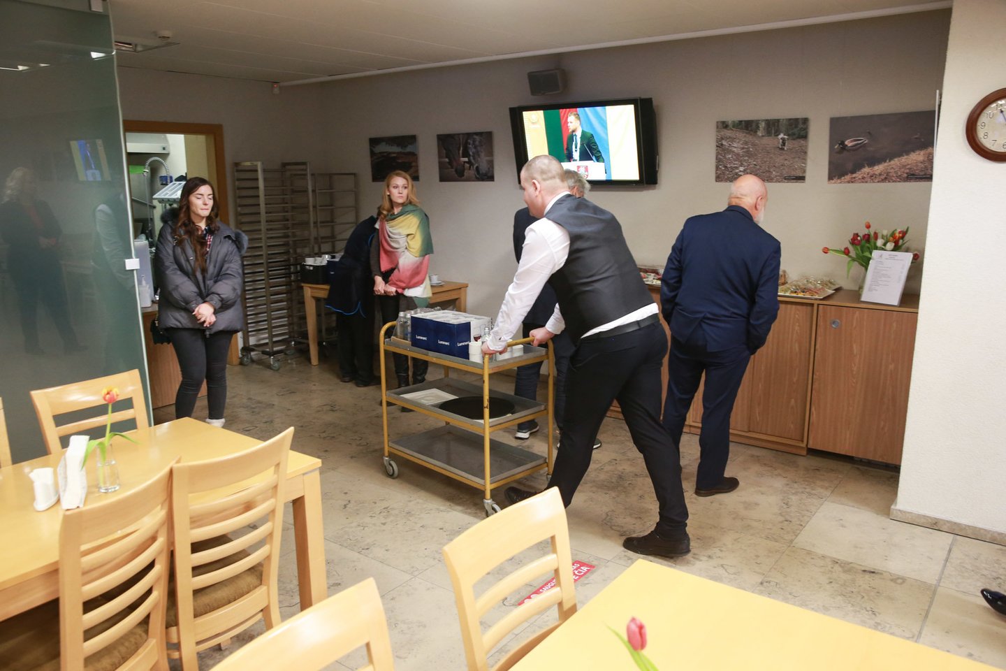 Į Seimą atėjo šventė – kelis mėnesius be kavinės dirbę parlamentarai pagaliau turi kur papietauti.<br> R.Danisevičiaus nuotr.