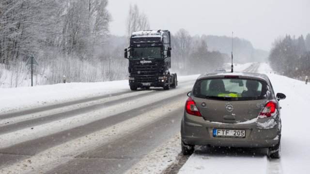 Nors žymesnio sniego nenumatoma, vairuotojai turėtų išlikti atidūs: formuosis slidūs kelio ruožai