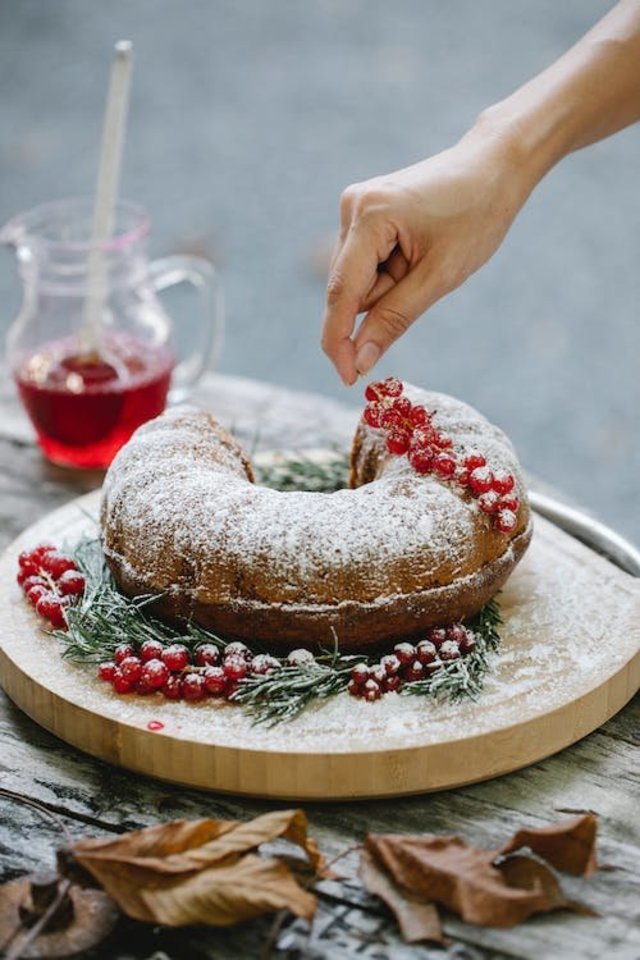 Iki Kalėdų liko kaip tik tiek laiko, kiek reikia subrandinti sodraus skonio Anglišką džiovintų vaisių pyragą.<br>„Pexels.com“ nuotr.