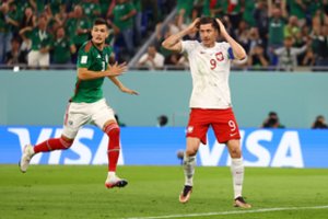 Pergalę nuo 11 metrų linijos padovanoti galėjęs R. Lewandowskis nuliūdino Lenkiją – su Meksika sužaidė lygiosiomis