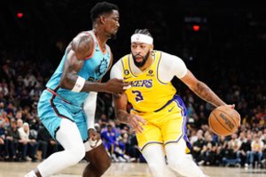 „Lakers“ ir toliau negali laimėti svečiuose – nepadėjo net istorinis A. Daviso benefisas