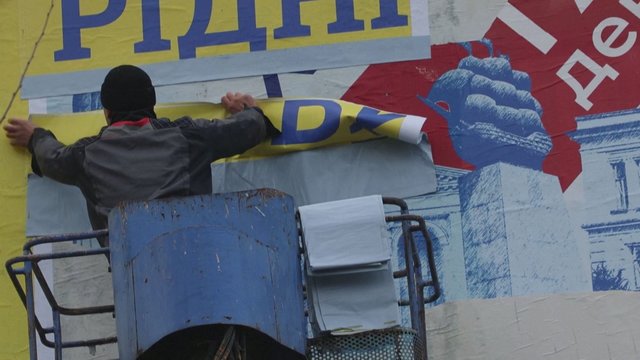 Atbunda išlaisvinto miesto dvasia: Chersono gyventojai keičia rusų propagandinius stendus gatvėse