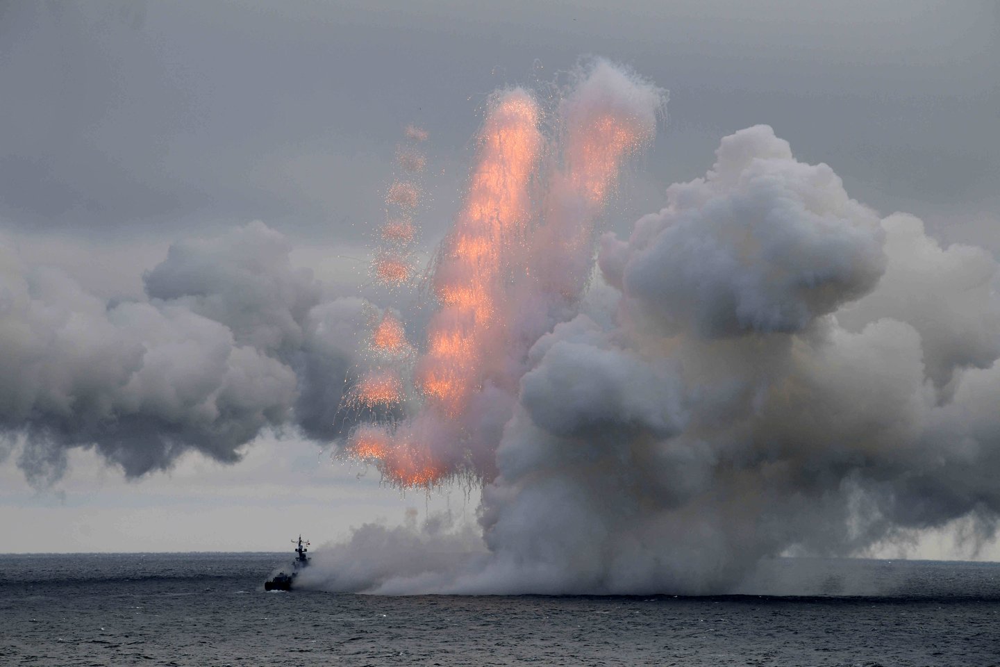 Rusijos karinių jūrų pajėgų laivas matomas per bendras Šiaurės ir Juodosios jūrų laivynų pratybas Juodojoje jūroje prie Krymo krantų.<br>Reuters/Scanpix nuotr.
