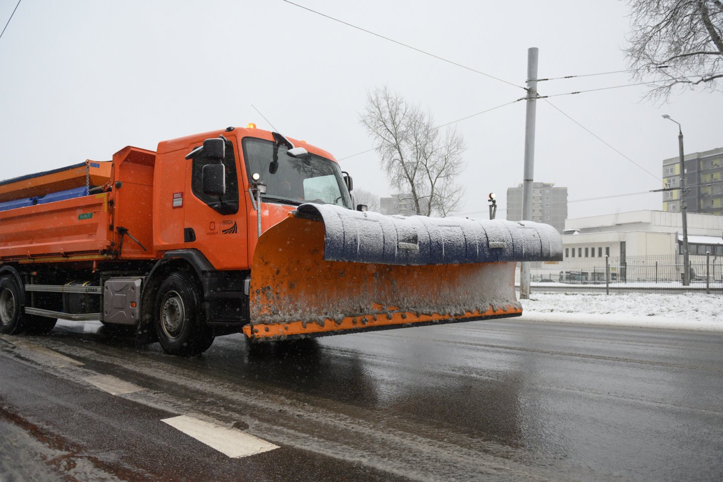 Po praėjusį penktadienį sostinę užklupusio netikėto snygio Vilniaus vairuotojai skundėsi beveik sustojusi eismu kai kuriose sostinės gatvėse.<br>V.Skaraičio nuotr.
