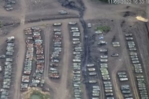 Ukrainiečių drono skrydis atskleidė milžiniškas rusų tankų kapines