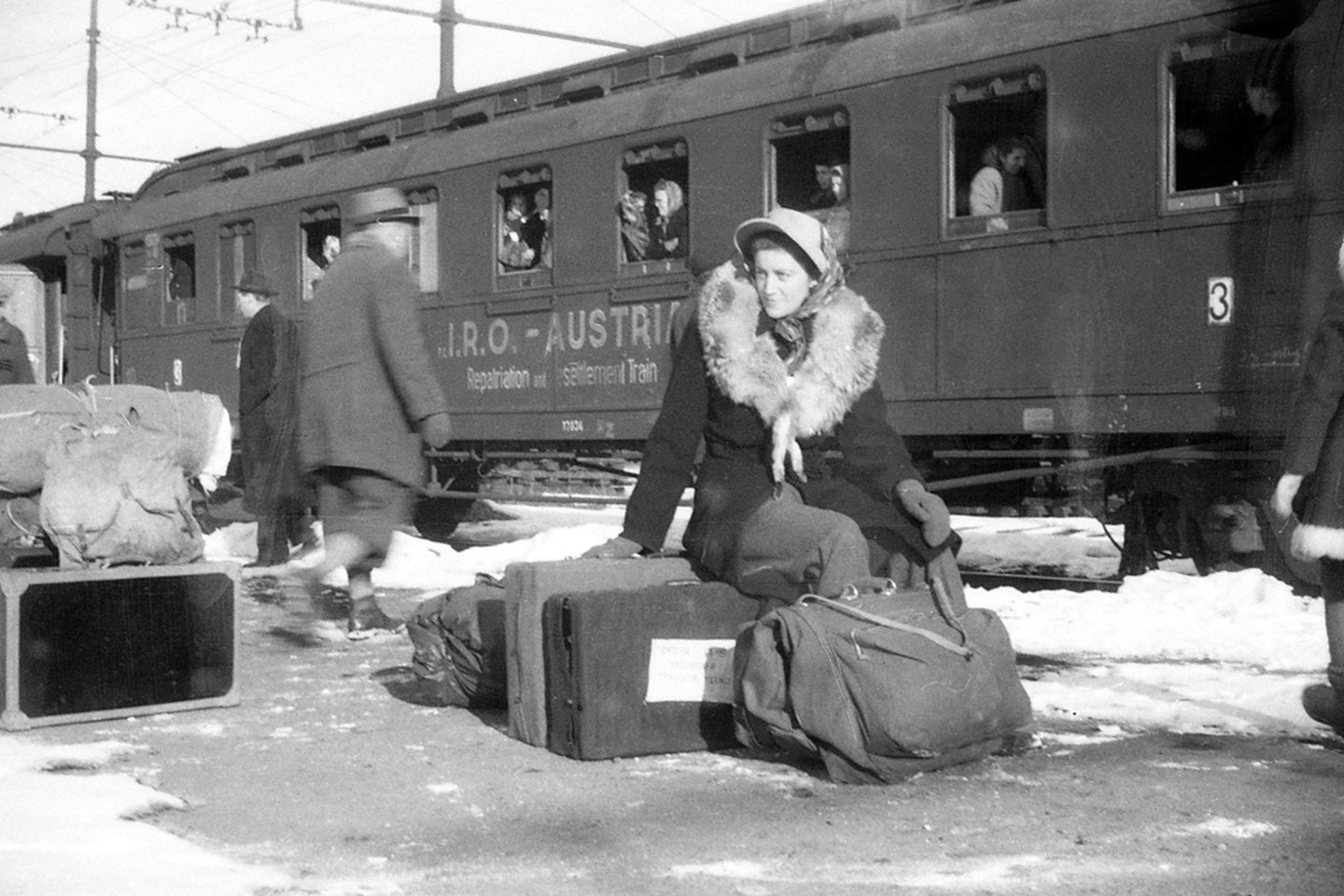 Iš Urugvajaus gauta istorija – moteris prie traukinio iš DP stovyklos, pradedanti kelionę į Urugvajų. XX a. 5 arba 6 deš.<br> LNM nuotr.