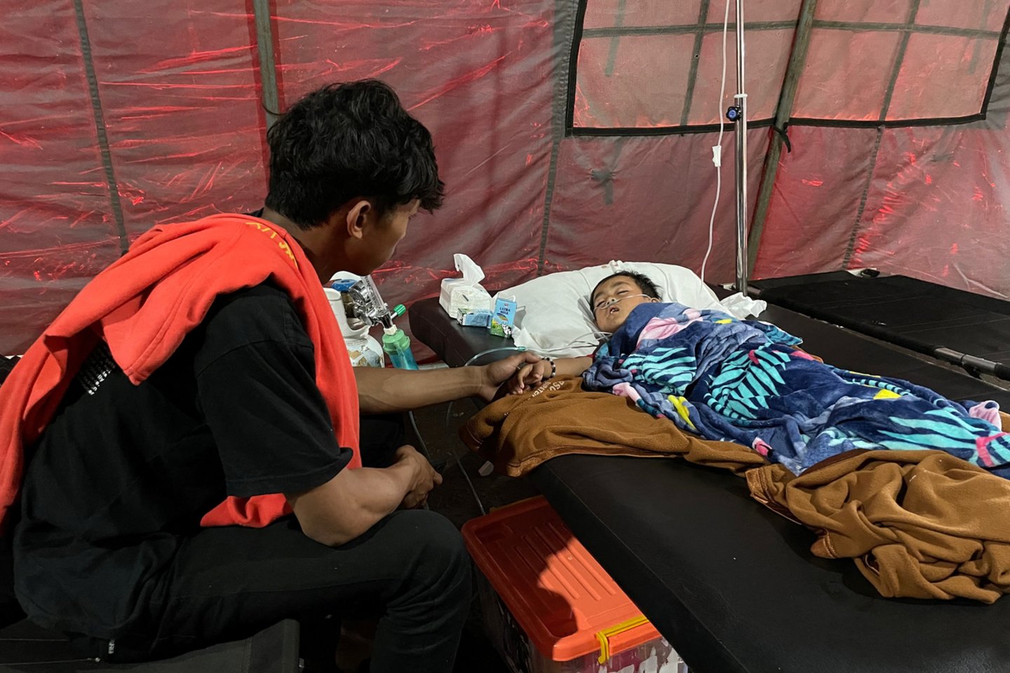 Indonezijoje „stebuklingai“ išgelbėtas šešerių metų berniukas.<br> Reuters/Scanpix nuotr.
