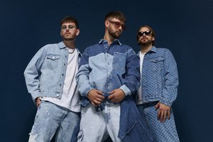 „8 Kambarys“ pristato naują kūrinį „Platūs džinsai“ ir atskleidžia, ką mano apie madą