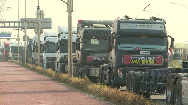 Pietų Korėjos sunkvežimių vairuotojai vėl streikuoja: grasina sutrikdyti degalų tiekimą