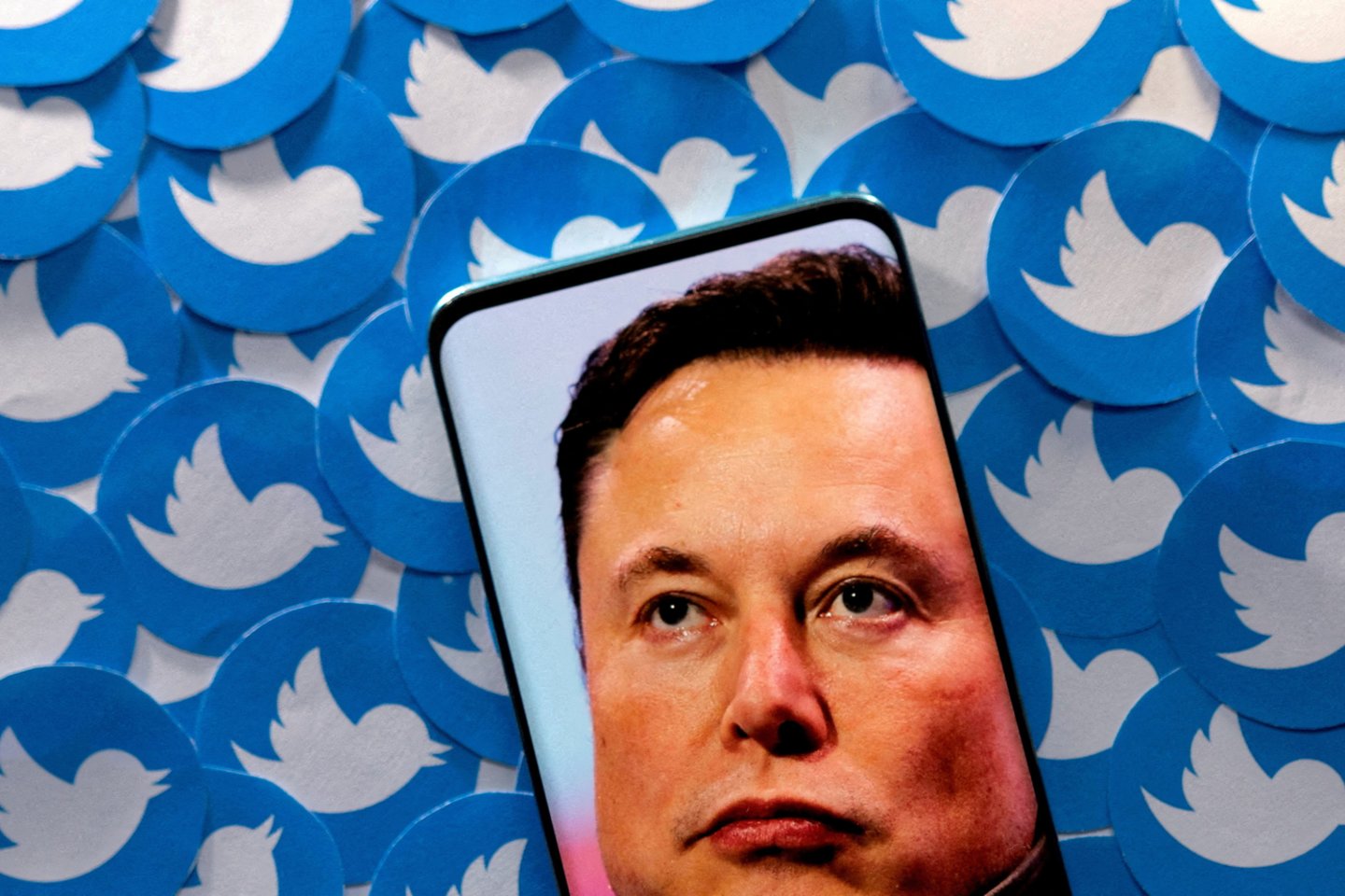 Milijardierius ir naujasis „Twitter“ savininkas Elonas Muskas trečiadienį paklausė šio socialinio tinklo vartotojų, ar reikėtų pasiūlyti „visuotinę amnestiją“ sustabdytoms paskyroms.<br>Reuters/Scanpix nuotr.