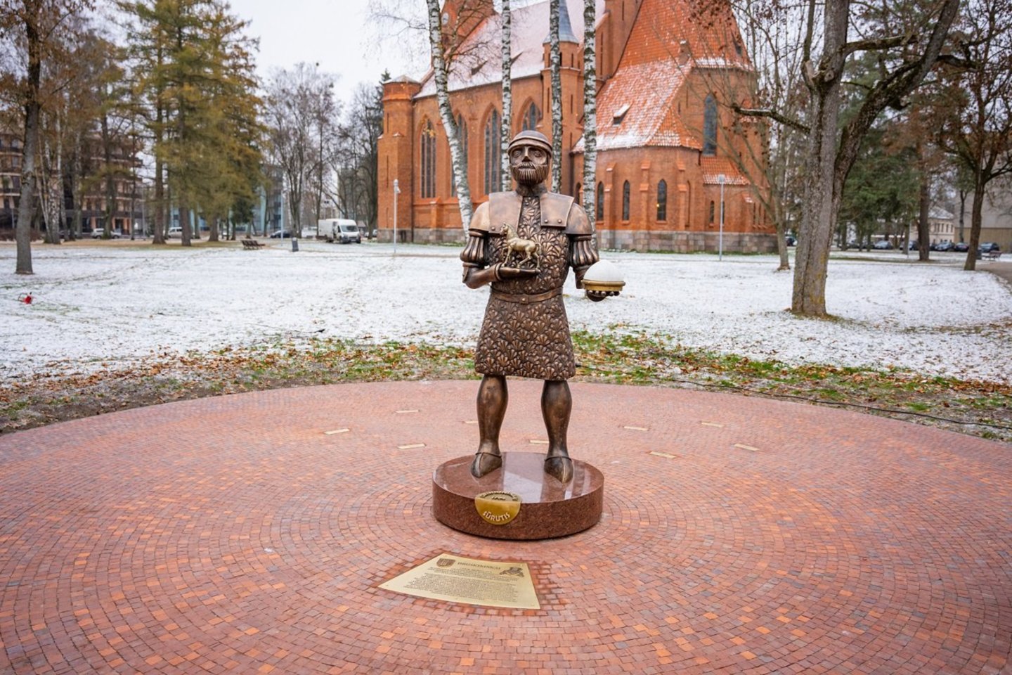 Druskininkuose atidengta kurorto legendą įprasminanti skulptūra „Sūrutis“.<br>Druskininkų savivaldybės nuotr.