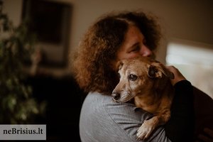 „Grinda“ planavo „sunaikinti“ Rudį, tačiau jį išgelbėjusiai šeimai keturkojis atsidėkojo – apsaugojo namus