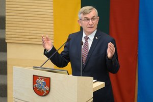 Iš Seimo tribūnos – V. Pranckiečio įniršis: kreipėsi į „juodąją šmeižikę“, reikalavo tapti baltąja