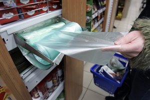 Po Seimo sprendimo dėl plastikinių maišelių prabilo prekybos tinklas: įvardijo siūlomas jų alternatyvas ir kainas